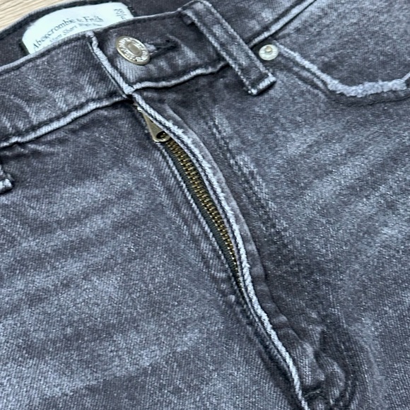 Abercrombie & Fitch Distressed The Mom High Rise Short Gray Wash - Picture 7 of 12